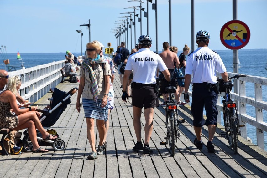 Policyjna Wakacyjna Akcja Plaża w Rewie i Mechelinkach. Na...