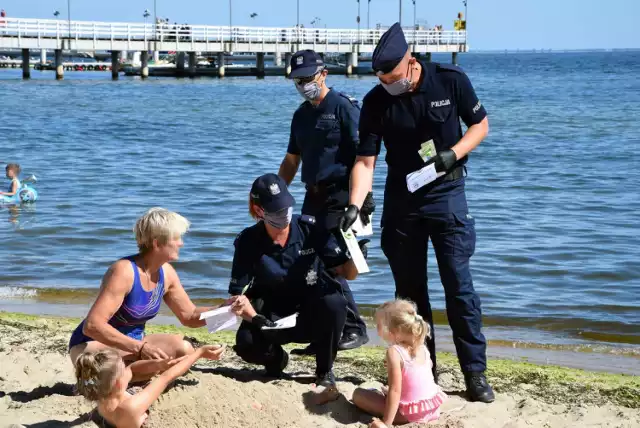 Policyjna Wakacyjna Akcja Plaża w Rewie i Mechelinkach. Na molo i na cyplu rewskim mundurowi w quadach i wśród parawanów