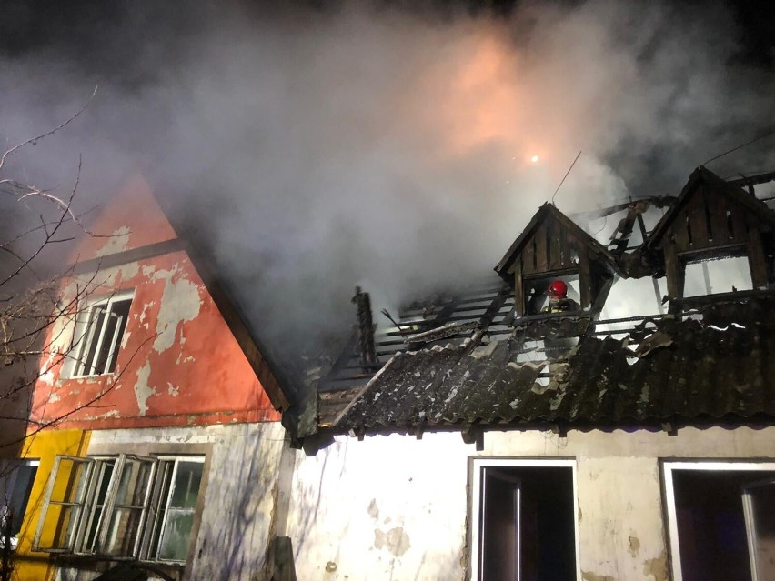 Pożar domu wielorodzinnego w Gardei gasili strażacy z...
