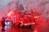 Strażacy z Osieka nad Notecią przekazali swojego „Kubusia" strażakom z Dębówka Nowego. Zapłonęły race!