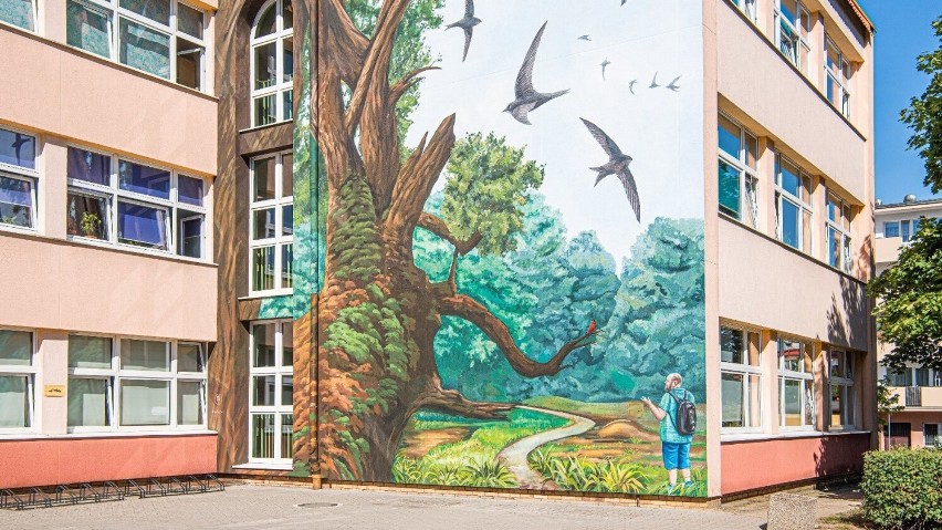 Mural powstał na budynku Szkoły Podstawowej nr 50 na Starym...