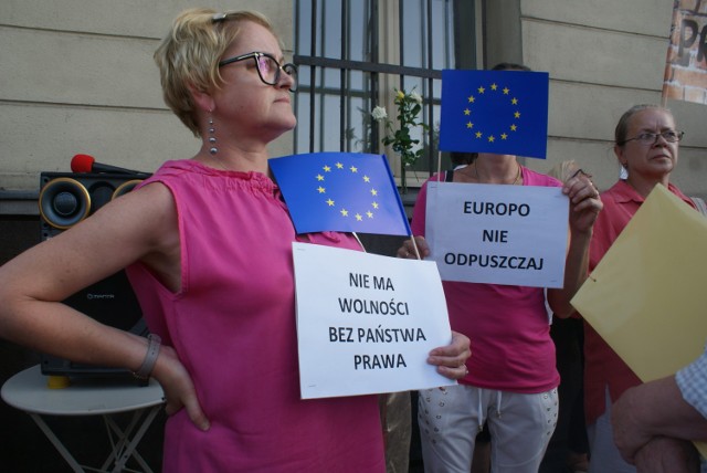 Komitet Obrony Demokracji oraz Obywatele RP protestowali przed sądem w Kaliszu