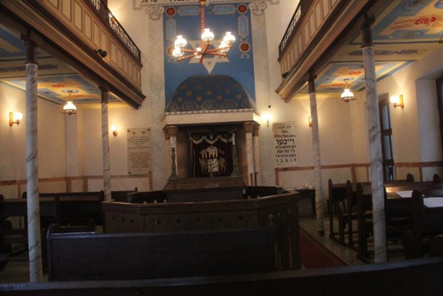 Tajemnicze synagogi dawnej Polski. Przedwojenne świątynie i współczesne malarstwo Stelli w POLIN