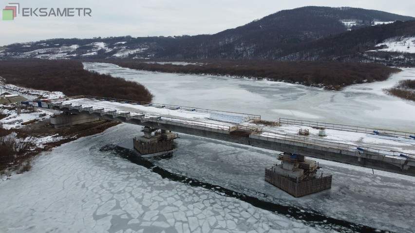 W lutym most połączy dwa brzegi Dunajca. W październiku...