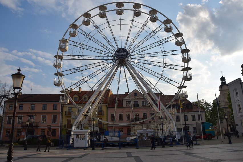 Koło widokowe w Płocku. Koło już stoi na Starym Rynku. Od piątku będzie zabawiać mieszkańców! [ZDJĘCIA]