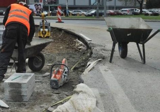 Dzisiaj wprowadzone zostaną zmiany w organizacji ruchu na skrzyżowaniu przy poczcie. Powodem - rozpoczynające się prace przy budowie ronda.