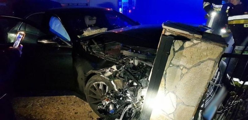 Wypadek na DK75 w Łososinie Dolnej. Samochód osobowy wypadł z drogi i uderzył w ogrodzenie [ZDJĘCIA]