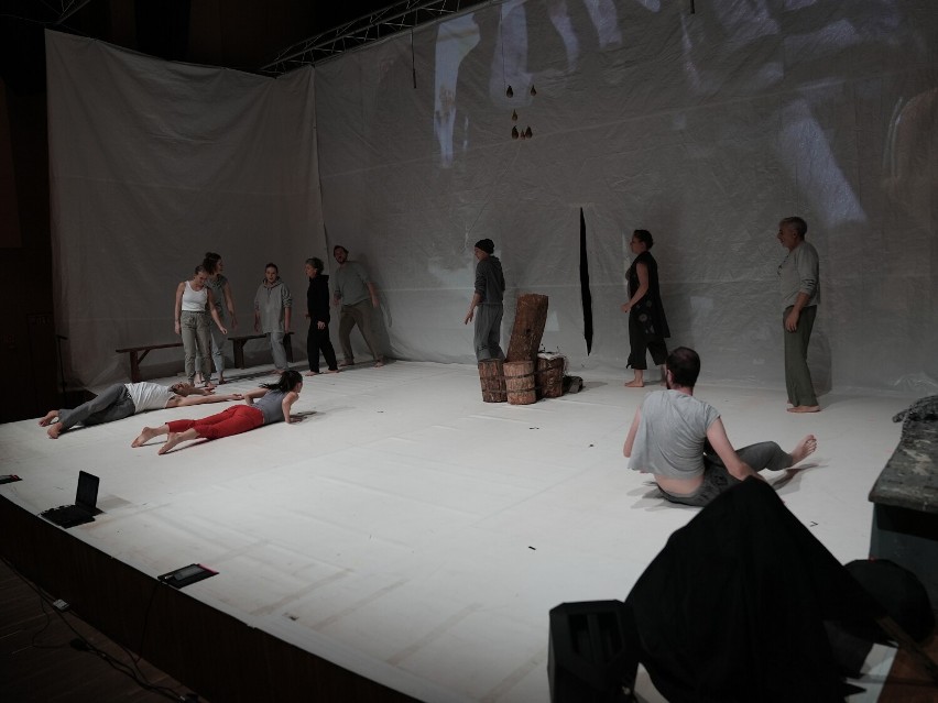 Spektakl "Śmierć na gruszy” w reżyserii Łukasza Kosa w Ratuszu w Zduńskiej Woli