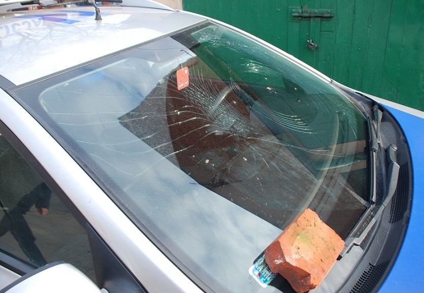Kronika policyjna. Dwóch 26-latków uszkodziło radiowóz w Malborku. Policja szuka też złodzei