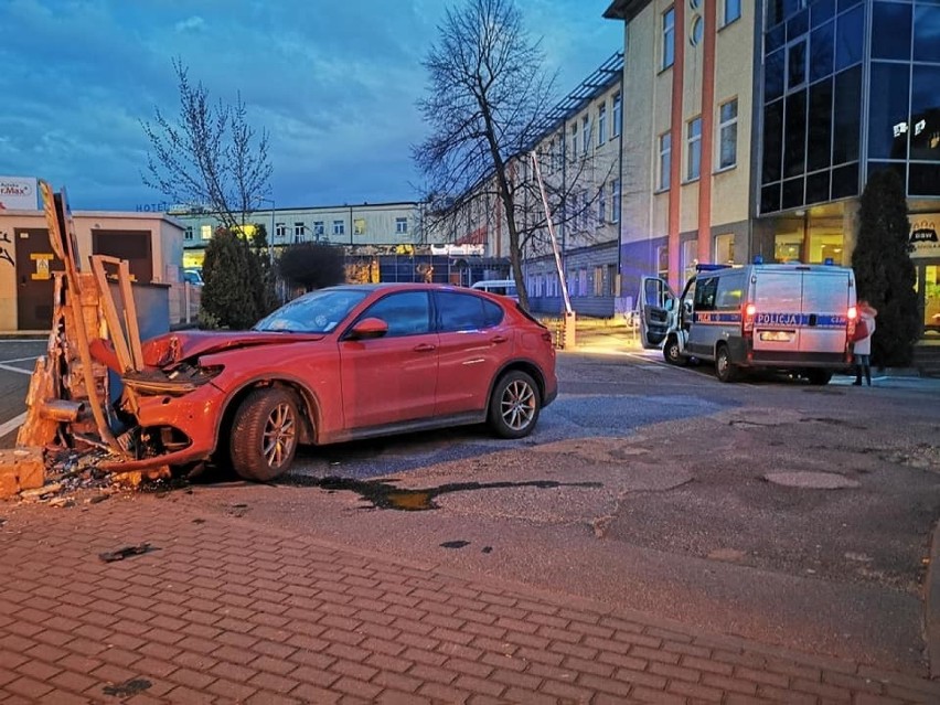 Auto uderzyło w mur na Unii Lubelskiej w Bydgoszczy [zdjęcia]