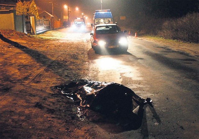 Mężczyzna, który siedział na jezdni, został najechany przez fiata brava i zginął na miejscu.