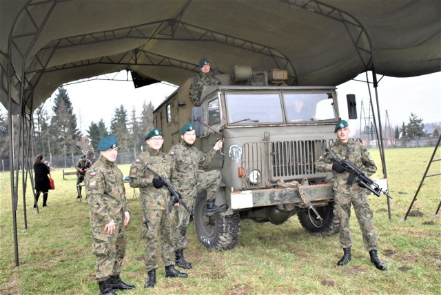 Piotra Seremaka w przygotowaniu ekspozycji wspierają młodzi ludzie z Jednostki Strzeleckiej 3013 im. gen. bryg. Ryszarda Kuklińskiego w Mysłowicach.