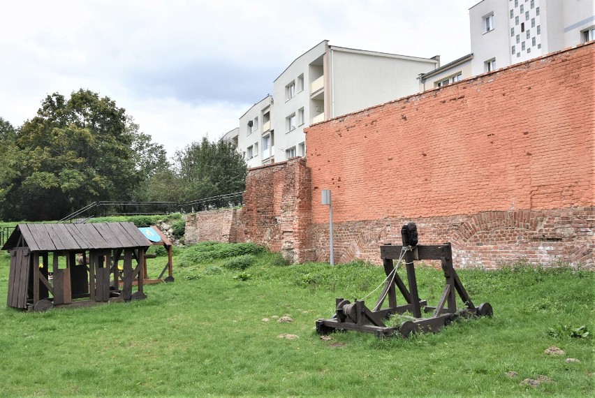 Malbork. Zewnętrzne Muzeum Fortyfikacji coraz bardziej zniszczone. Radny Klonowski: Taka atrakcja w mojej ocenie grozi zawałem