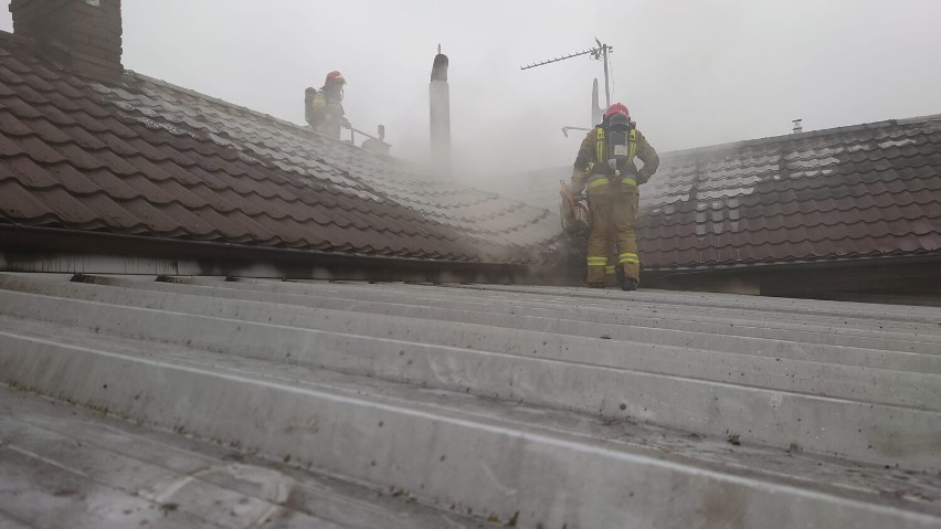Pożar w gminie Zaniemyśl. W Jeziorach Wielkich ogień pojawił się na dachu budynku mieszkalnego [zdjęcia]