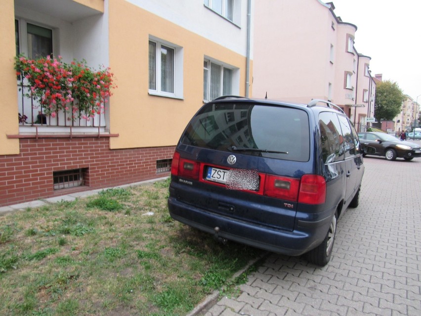 Chamskie parkowanie w Stargardzie nr 146 i 147. Takie widoki na ulicy Słowackiego