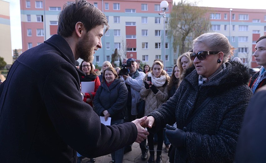 Gdynia. Kartka z kalendarza. 21.11.2015. Radni Prawa i Sprawiedliwości spotkali się z rodzicami pod szkołą na Obłużu. Zablokują likwidację?