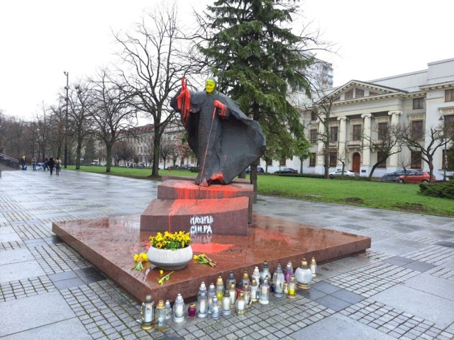 Haniebny czyn w Łodzi. Pomnik Jana Pawła II został oblany farbą