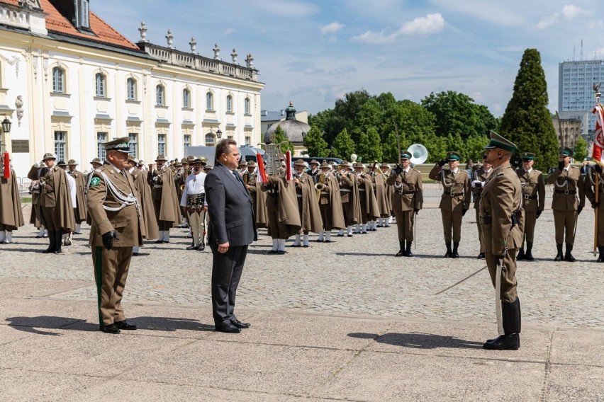 Podczas uroczystego apelu w Białymstoku funkcjonariusze...