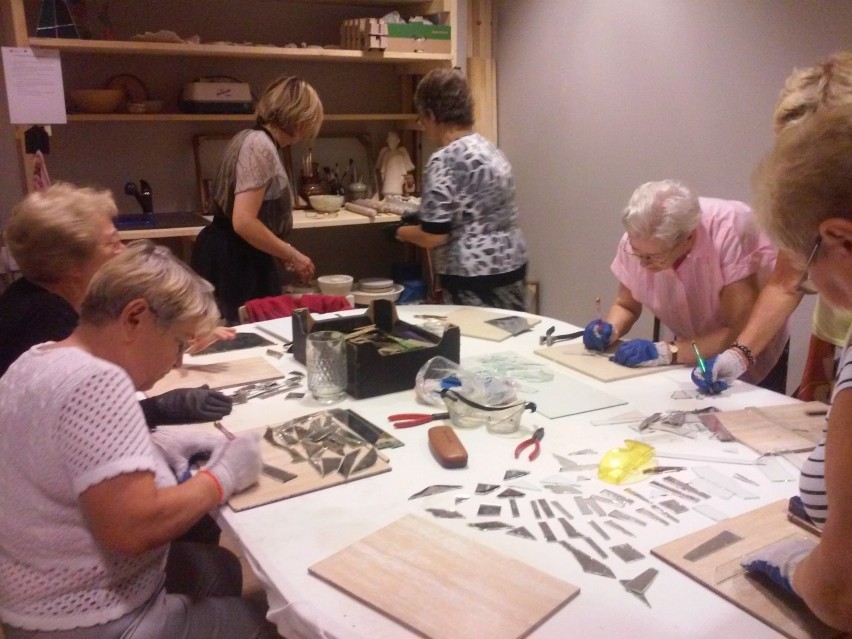 Świętochłowice: wolontariusze 60 plus robią witraże w ramach projektu "Seniorzy Seniorom"