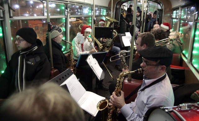 Koncert Grudziądzkiej Orkiestry Dętej w tramwaju linii nr 2