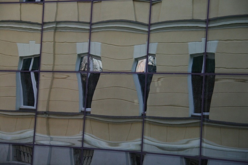 Widok z ul. dr. Z. Pieniężnego: Z oknami muzeum jest prawdziwa zabawa
