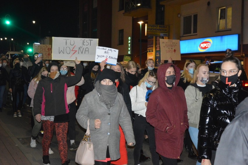 Protest przeciwko wyrokowi Trybunału Konstytucyjnego - mieszkańcy przeszli ulicami Sierakowic [ZDJĘCIA]
