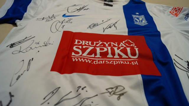 Koszulki Lecha Poznań zostały wylicytowane za ponad 14 tys. złotych!