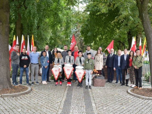 Przedstawiciele środowisk patriotycznych pod Pomnikiem Obrońców Inowrocławia w czasie uroczystości w 81. rocznicę wybuchu II wojny światowej