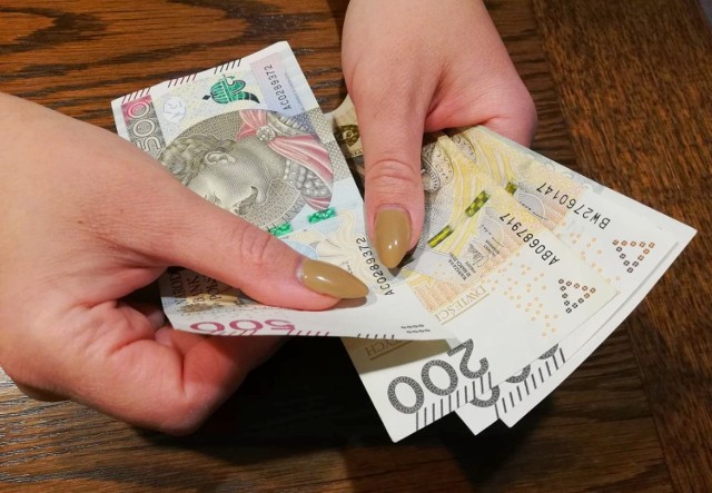 Pensja minimalna w Polsce w 2021 roku brutto wyniesie 2800 zł. To o 200 złotych więcej niż w ubiegłym roku