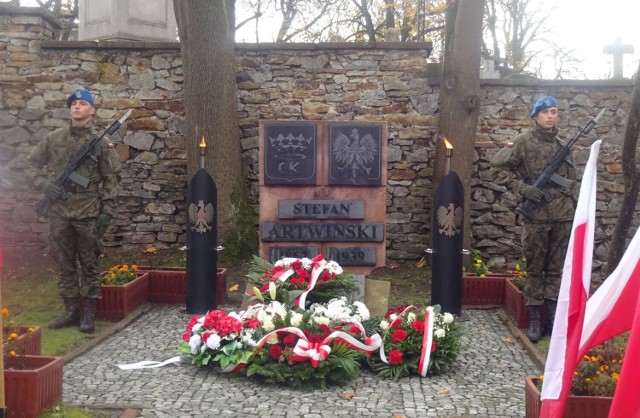 We wtorek na Cmentarzu Partyzanckim w Kielcach odbyły się uroczystości upamiętniające brutalnie zamordowanego Stefana Artwińskiego. Zobacz więcej zdjęć >>>