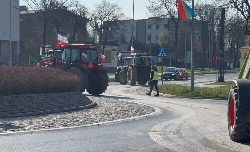 Protestujący w Radomsku rolnicy zablokowali dwa ronda: na...