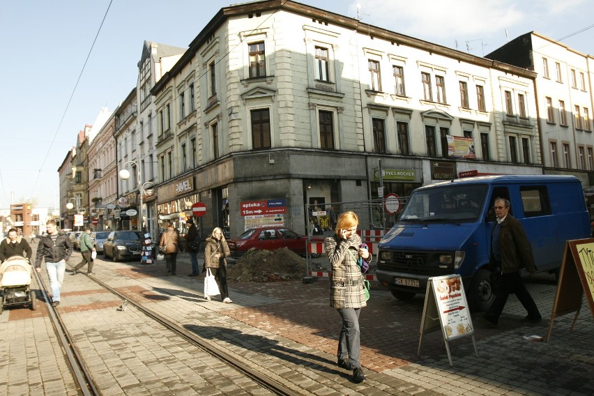 Remont ul. Jagiellońskiej w Chorzowie się przedłuża. Cierpią na tym głównie handlarze z tej ulicy