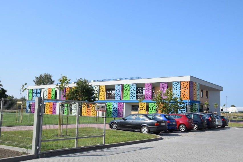 Stargard. Nowe przedszkole na osiedlu Pyrzyckim. Uczniowie i przedszkolaki w nowym budynku 
