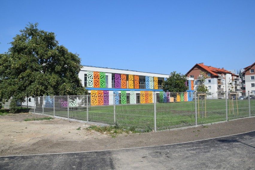 Stargard. Nowe przedszkole na osiedlu Pyrzyckim. Uczniowie i przedszkolaki w nowym budynku 