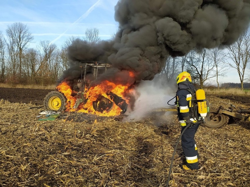 Traktor stanął w płomieniach pod Wrocławiem. Zobacz zdjęcia!