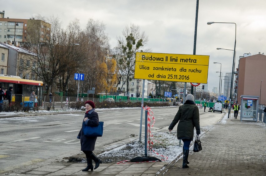 Górczewska zamknięta. Odgrodzona ulica, barierki i...