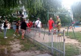 Wypadek na placu zabaw w Brzezinach. Metalowy hak wbił się w stopę 7-latki ZDJĘCIA