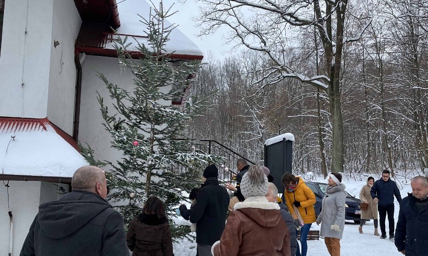 Nowy Sącz. Mieszkańcy os. Falkowa przystroili choinkę przy kaplicy św. Antoniego