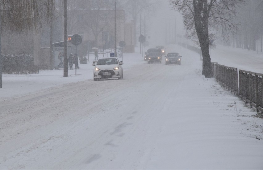 W poniedziałek, 8 lutego, śnieg zasypał Inowrocław. Trudne...