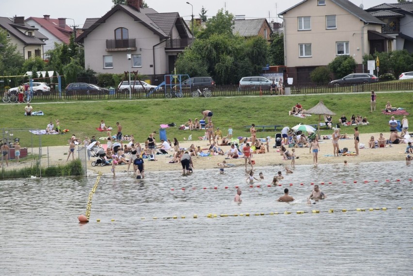 Plaża nad zalewem Zadębie w Skierniewicach w niedzielę, 25...