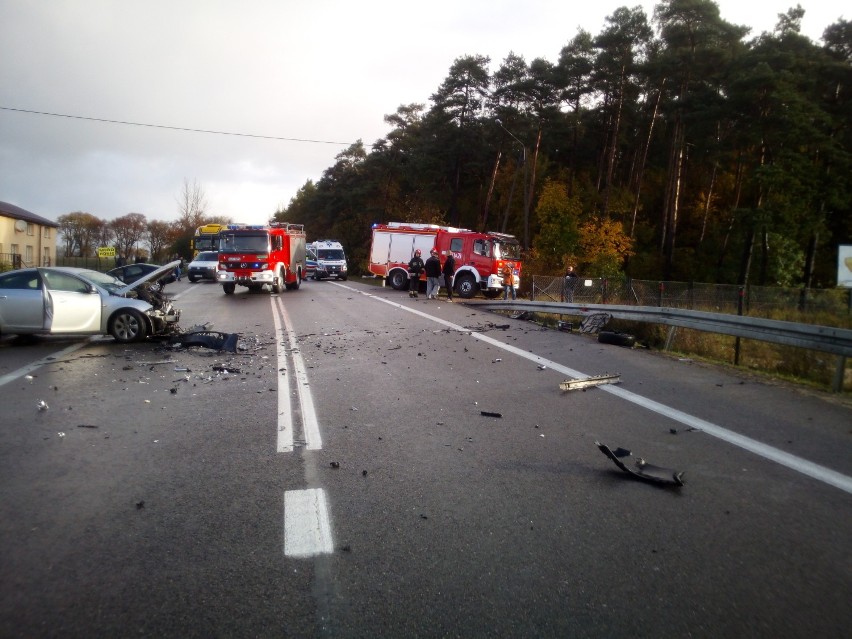 "Czołówka" przy wyprzedzaniu w Piaskowej. Ciężki stan kierowcy audi ZDJĘCIA