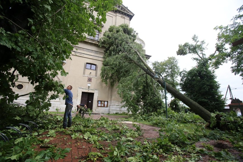 Nawałnica w Koniecpolu: 150 budynków uszkodzonych, wojewoda...