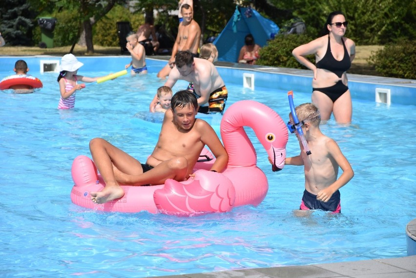 Wiele osób na Basenie Letnim w Kielcach. Przyjemna kąpiel, gdy żar leje się z nieba [ZDJĘCIA]
