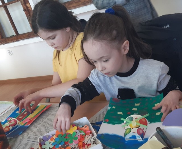 Dzieci z Akademii Kreatywnego Malucha stworzyły prace z barwnymi krajobrazami Królestwa Niderlandów