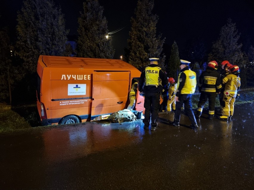 Wypadek w Krównikach pod Przemyślem. Ukraiński bus wjechał do rowu, kierowca nie żyje [ZDJĘCIA]