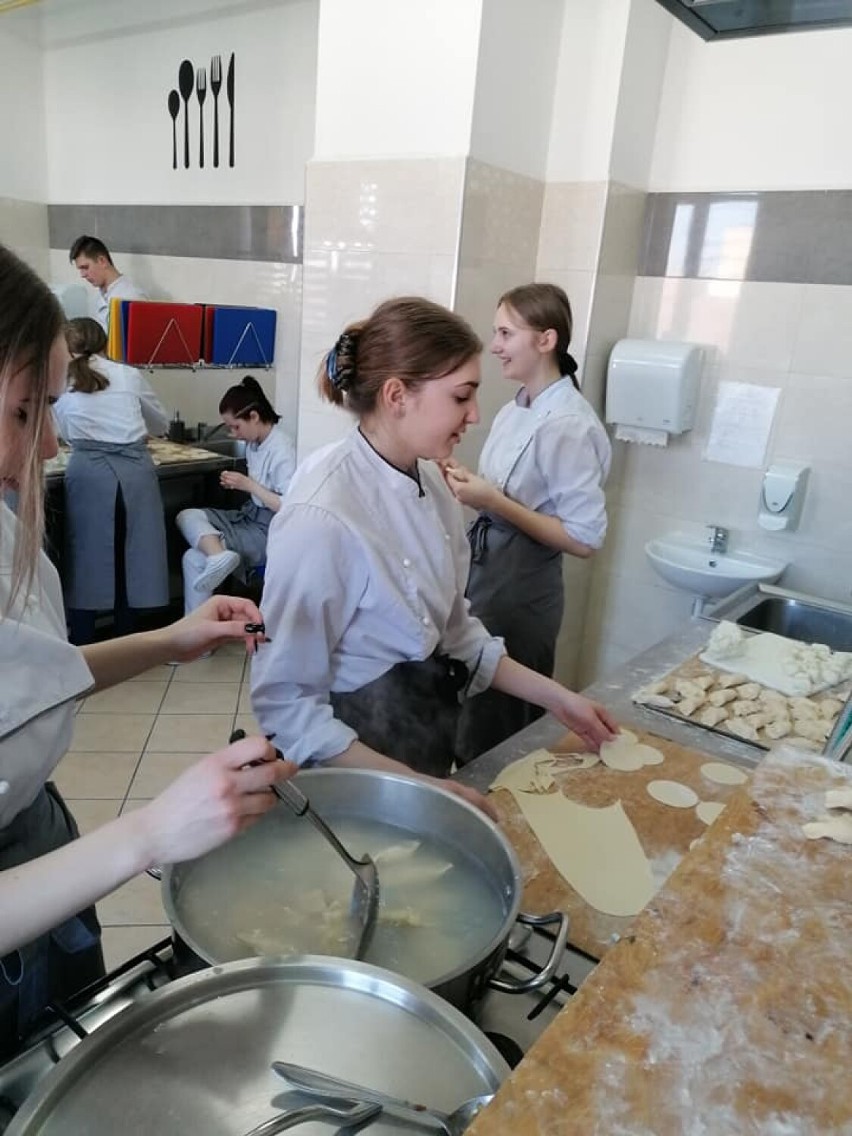 Ruszyła druga odsłona akcji "Kup pierogi- pomóż Ukrainie" w Warsztatach Gastronomicznych w Wieluniu