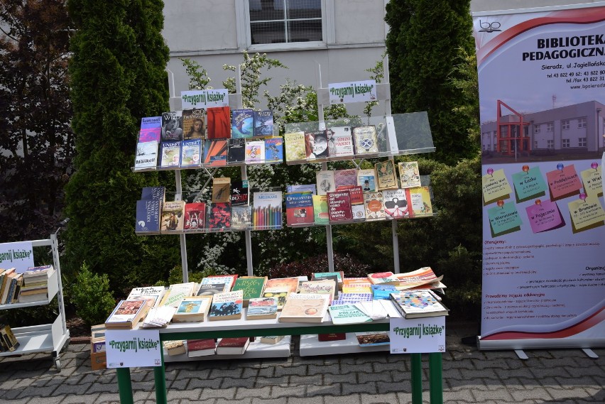 Nauczyciele, uczniowie i bibliotekarze promowali czytelnictwo na dziedzińcu przed KLO w Wieluniu[ZDJĘCIA]