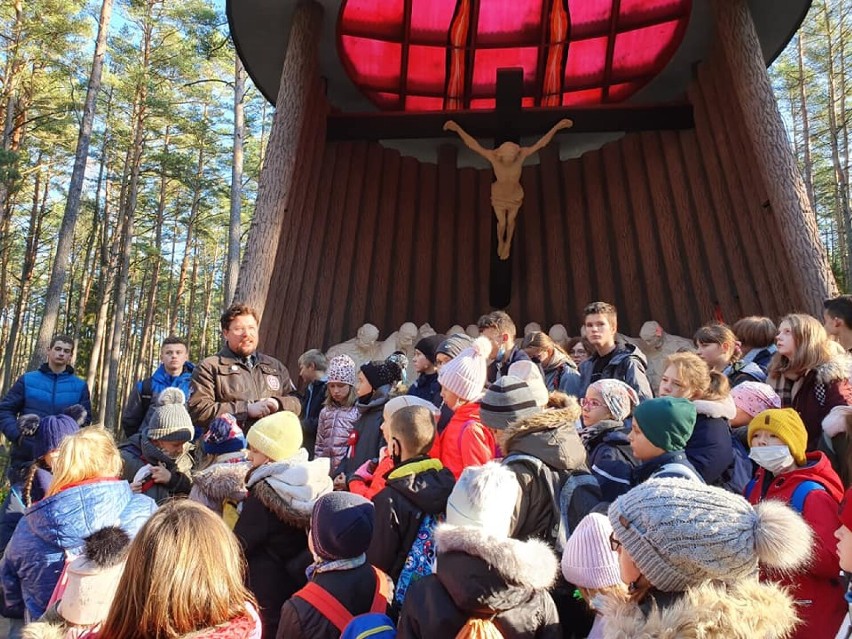 Uczniowie Szkoły Podstawowej w Pobłociu poznawali historię Lasu Piaśnickiego. Opowiadał o niej Marcin Drewa