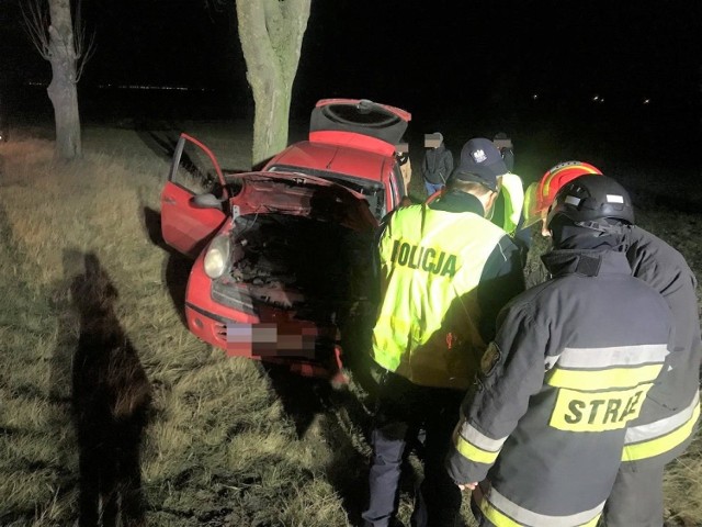 Auto zakończyło jazdę na polu