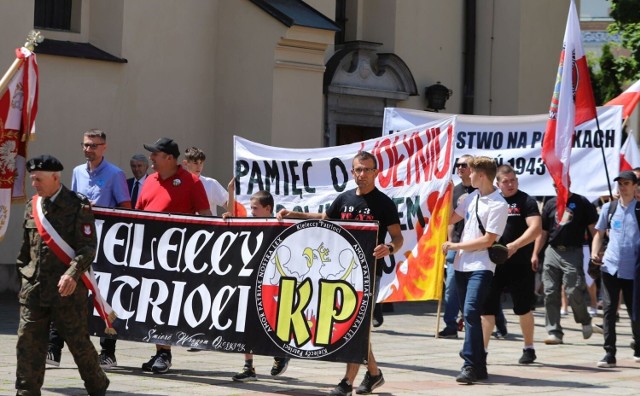 Marsz Pamięci w intencji ofiar Rzezi Wołyńskiej wyruszył spod kieleckiej katedry.